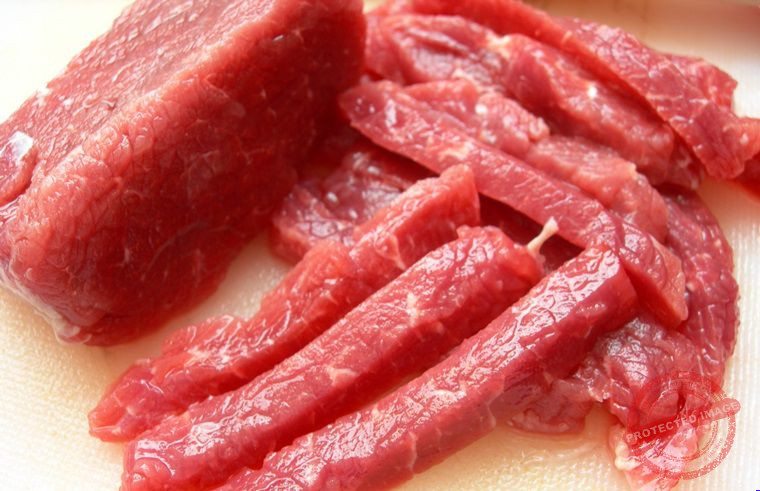 Bổ xung thức ăn cho gà hợp lý để đảm bảo gà chọi ăn nhiều béo tốt.
